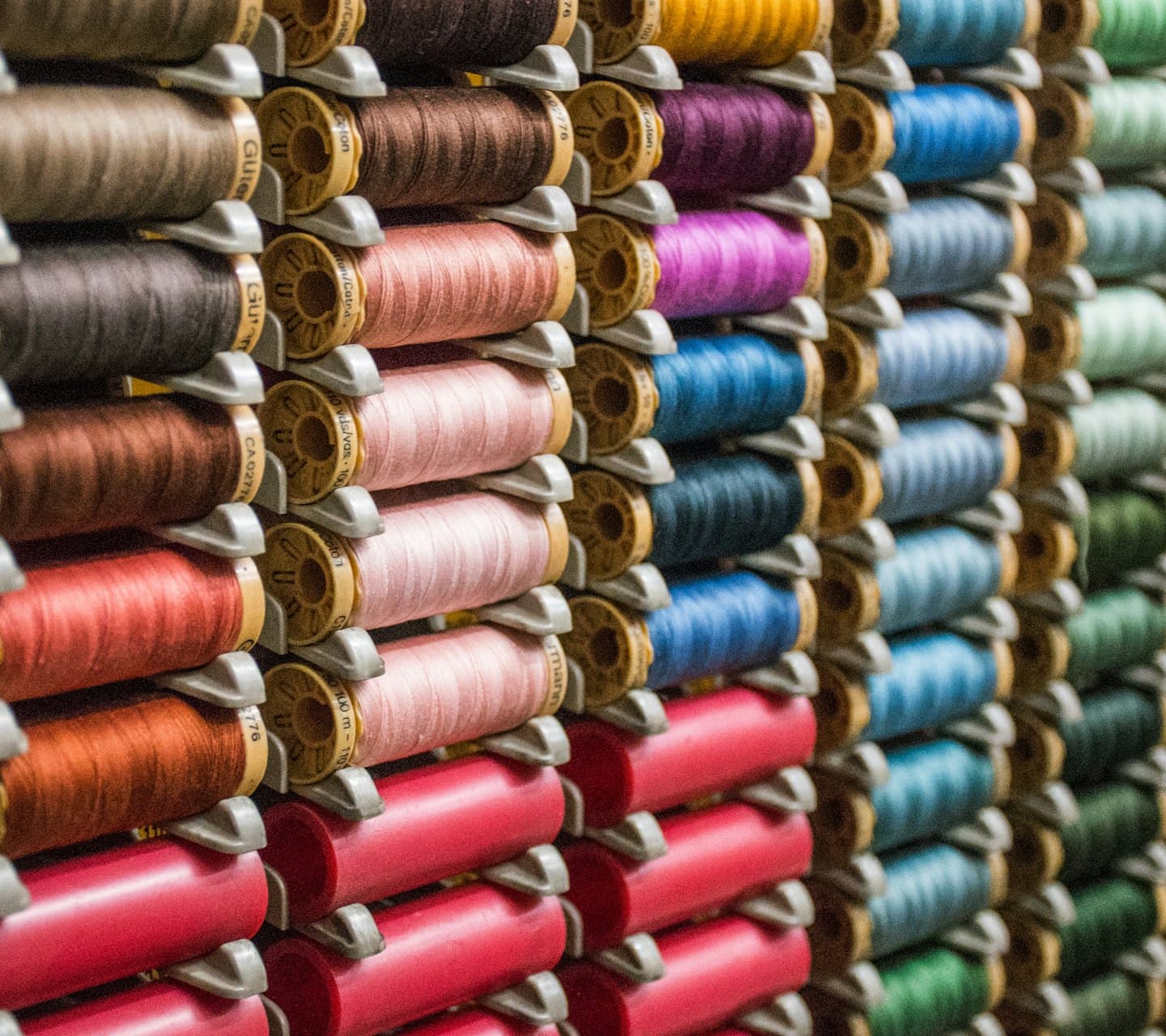 Carretes de hilo de colores del taller