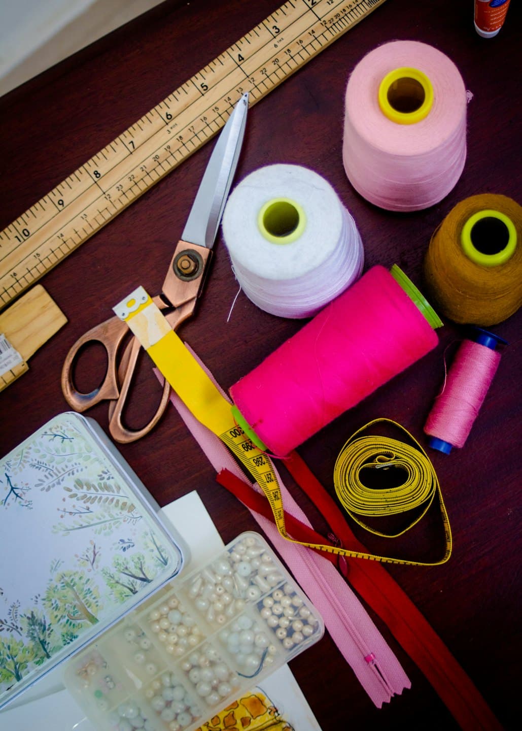Kit de costura: tijeras, hilos y huincha